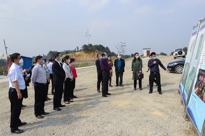 內(nèi)江市人大常委會副主任秦金保一行調(diào)研連界足球競訓基地