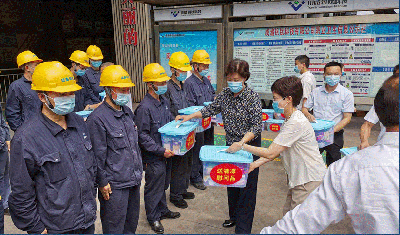 省委常委、統(tǒng)戰(zhàn)部長、省總工會主席田向利調(diào)研川威連界基地并慰問一線員工(圖3)