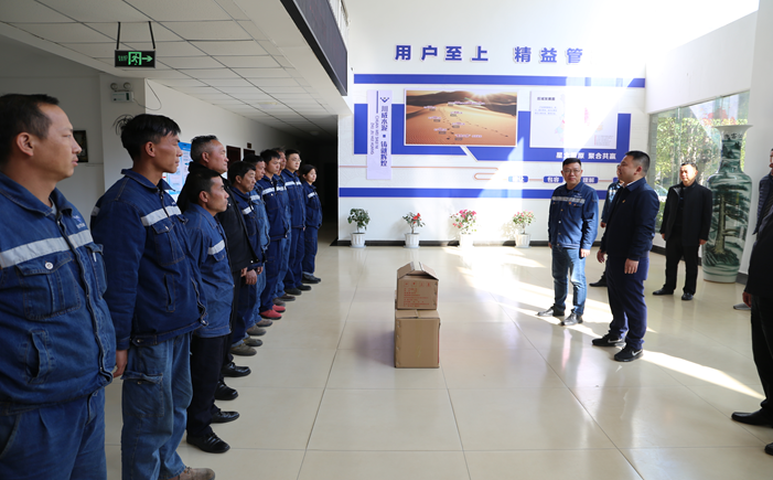 米易縣縣長(zhǎng)代坤宏一行蒞臨星船城瑞達(dá)公司開(kāi)展新春送溫暖慰問(wèn)困難職工活動(dòng)(圖2) 米易縣縣長(zhǎng)代坤宏一行蒞臨星船城瑞達(dá)公司開(kāi)展新春送溫暖慰問(wèn)困難職工活動(dòng)(圖2)