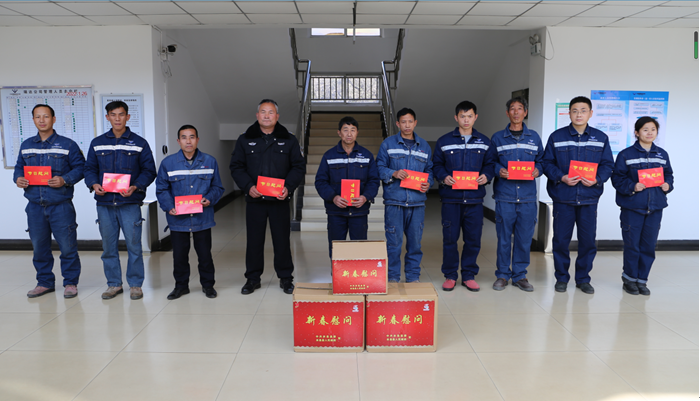 米易縣縣長(zhǎng)代坤宏一行蒞臨星船城瑞達(dá)公司開(kāi)展新春送溫暖慰問(wèn)困難職工活動(dòng)(圖4) 米易縣縣長(zhǎng)代坤宏一行蒞臨星船城瑞達(dá)公司開(kāi)展新春送溫暖慰問(wèn)困難職工活動(dòng)(圖4)