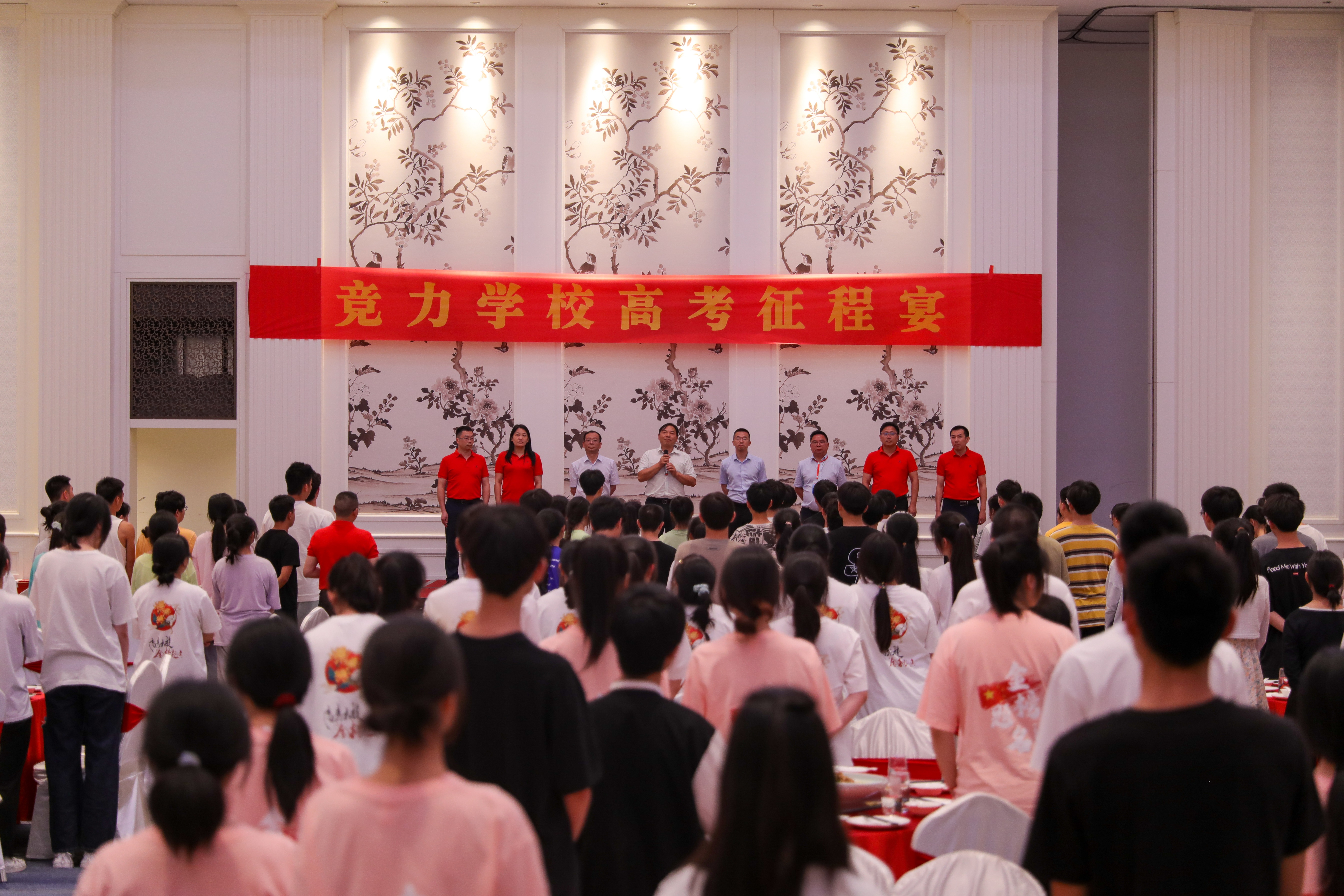 攜夢(mèng)“出征”助力高考——集團(tuán)公司慰問競(jìng)力學(xué)校高考考生(圖3) 攜夢(mèng)“出征”助力高考——集團(tuán)公司慰問競(jìng)力學(xué)校高考考生(圖3)