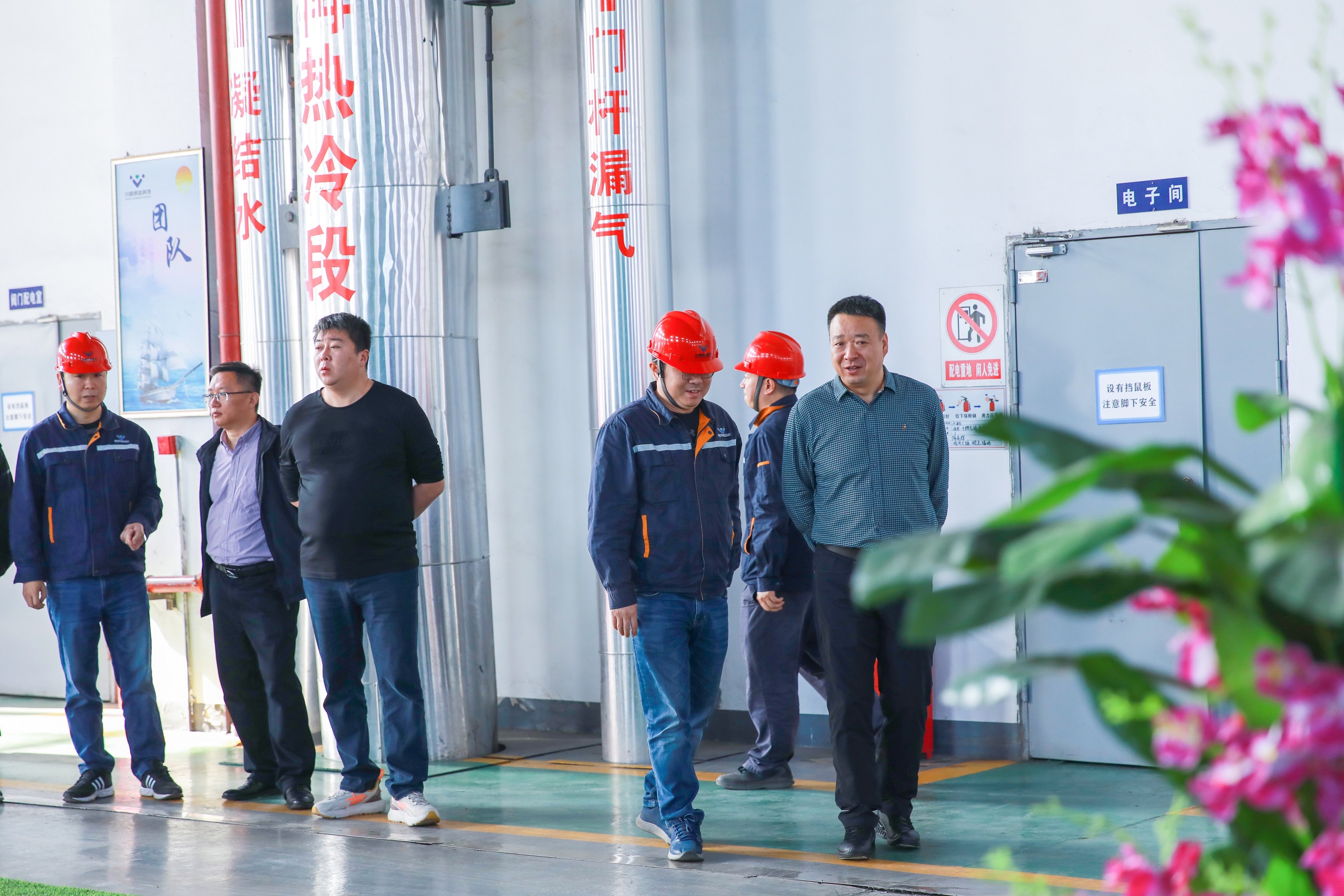 中石化綠源地熱能開發(fā)有限公司副總經(jīng)理陳蒙輝一行到川威調(diào)研交流(圖3) 中石化綠源地熱能開發(fā)有限公司副總經(jīng)理陳蒙輝一行到川威調(diào)研交流(圖3)