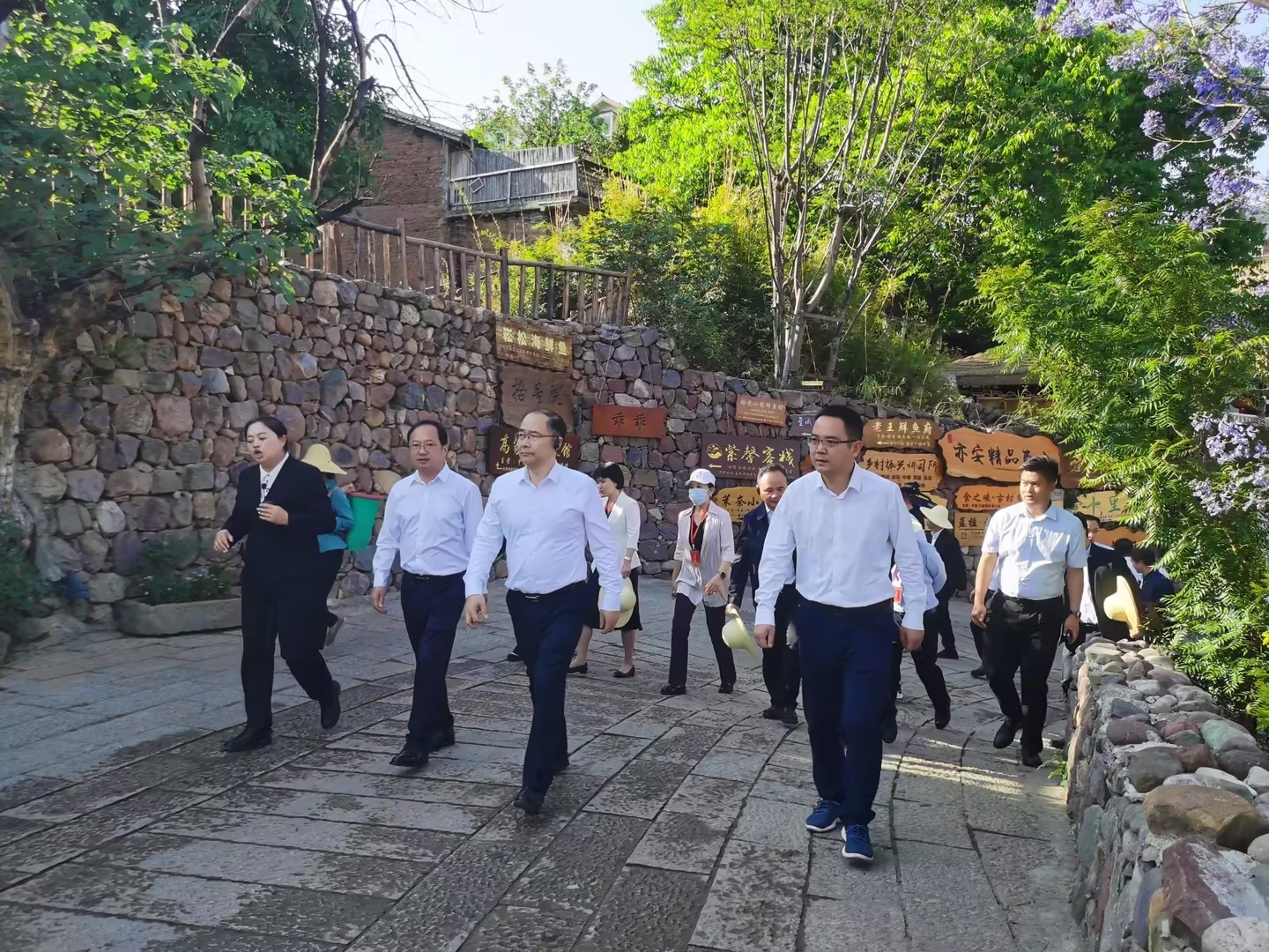 大石板項(xiàng)目再次成為“頂流”——全省鞏固拓展脫貧攻堅(jiān)成果工作推進(jìn)會(huì)在此成功召開(圖2) 大石板項(xiàng)目再次成為“頂流”——全省鞏固拓展脫貧攻堅(jiān)成果工作推進(jìn)會(huì)在此成功召開(圖2)
