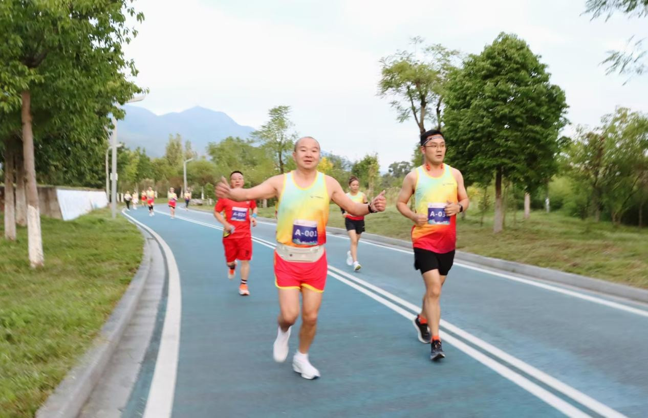 健康奔跑 攜手共進(jìn) 奔向未來(lái) ——星船城舉行首屆“星悅杯”秋季半程馬拉松比賽(圖3) 健康奔跑 攜手共進(jìn) 奔向未來(lái) ——星船城舉行首屆“星悅杯”秋季半程馬拉松比賽(圖3)