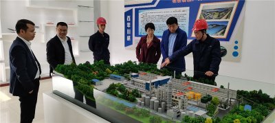 大連博融新材料公司、融科儲能公司蒞臨川威集團(tuán)共同探討釩電池產(chǎn)業(yè)合作